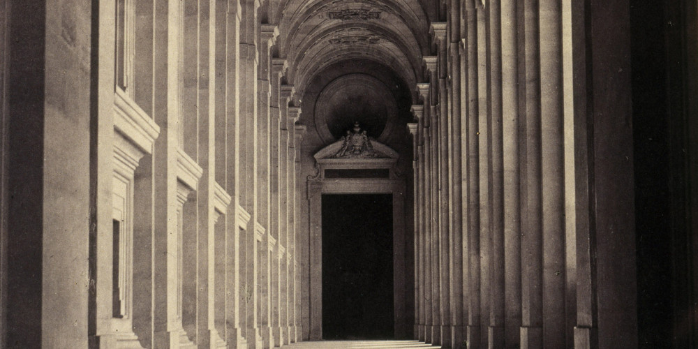 Vue du portique prise de l’entrée du passage transversal. Place Napoléon, tome IV
