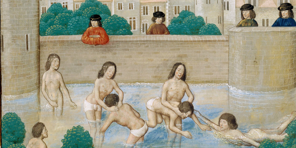 Jeunes gens apprenant à nager dans les fossés d’une ville