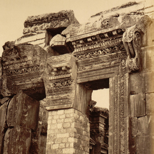 Porte du temple de Jupiter à Baalbek