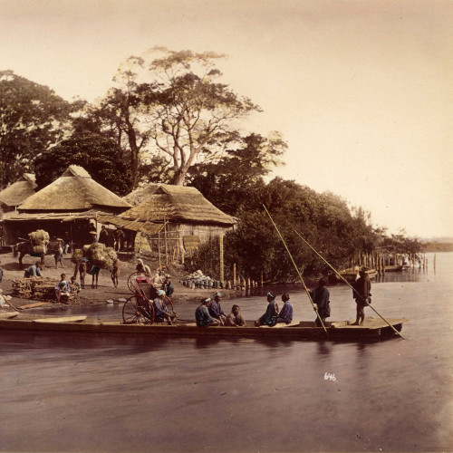 Groupe de personnages dans une barque pour le passage d'une rivière devant un village