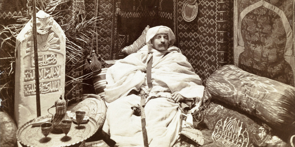 Pierre Loti en costume arabe dans le salon turc de sa maison à Rochefort-sur-Mer