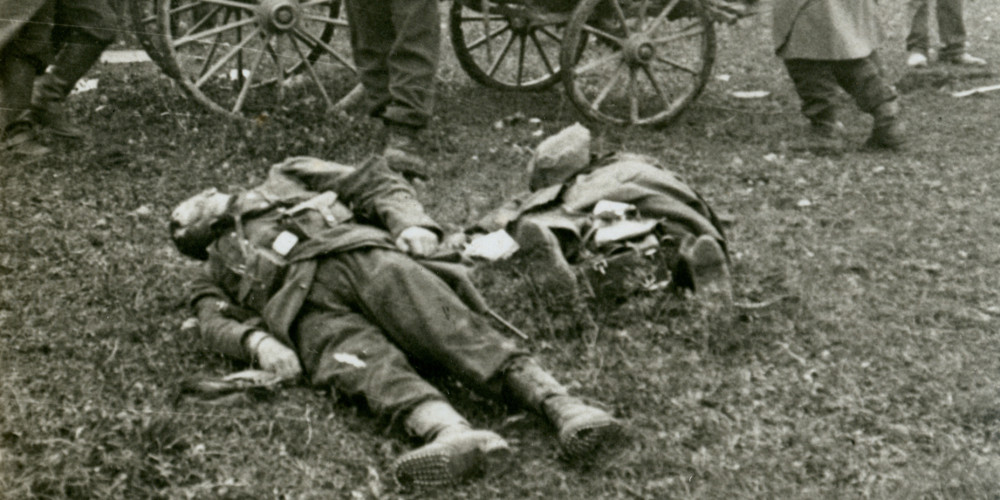 Ramassage des cadavres par les soldats des régiments territoriaux après la bataille de la Marne
