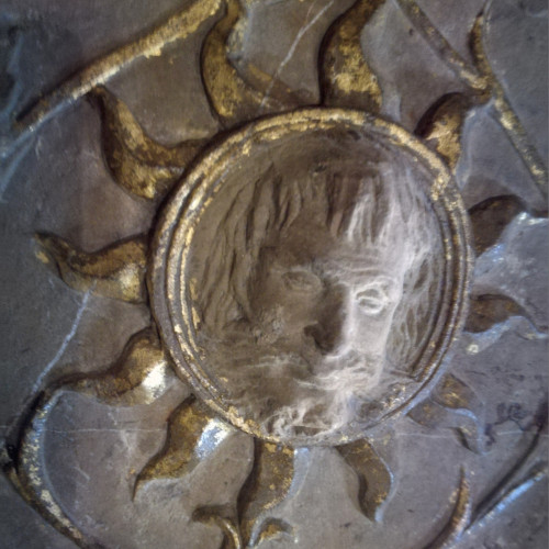 Soleil sculpté au-dessus de la tombe de Francesco Sassetti