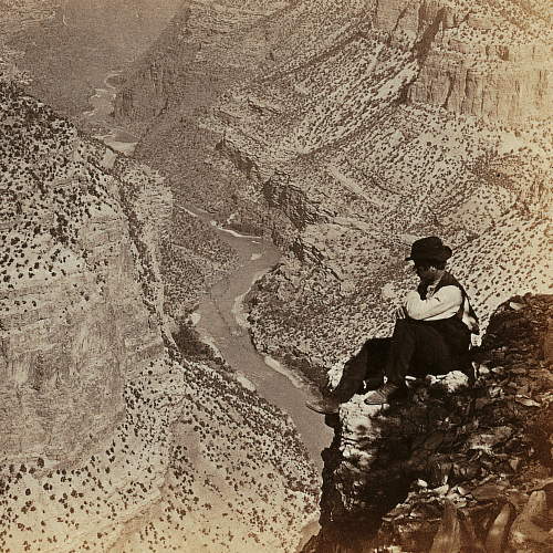 Jeune homme regardant vers un canyon