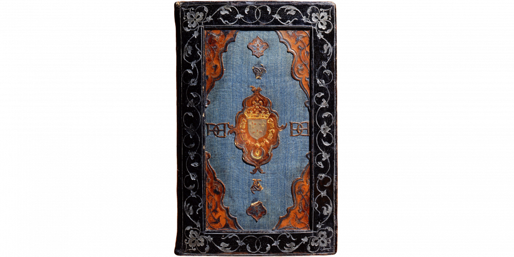 Reliure en maroquin noir à panneau central évidé tendu de soie bleue, aux armes de Henri II gaufrées, à encadrement d’arabesques argentées