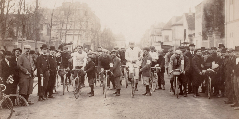 Départ de la course cycliste Paris-Roubaix en 1898