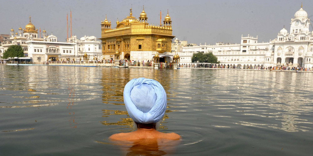 Immersion dans le bassin sacré du Temple d’Or en Inde