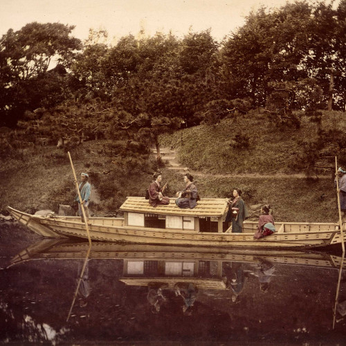 Groupe de quatre femmes dans une barque de loisirs avec deux bateliers