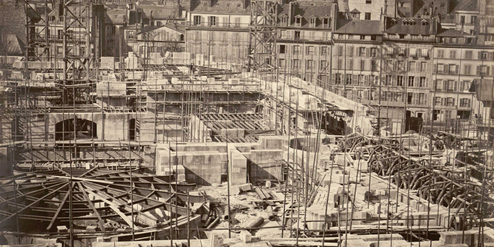 Construction de l’opéra Garnier à Paris : vue latérale du chantier prise des escaliers secondaires