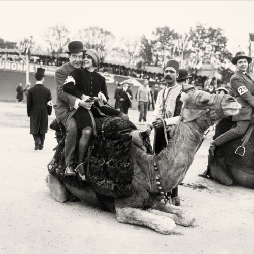 Gaby de Morlay et Mayol dans la course de chameaux