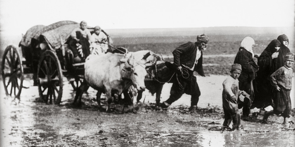 Balkans, exil de civils sur les routes, chariots tirés par des bœufs avec dessus des familles et leurs affaires