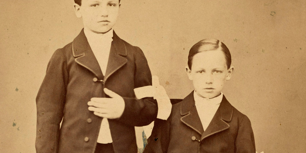 Arthur Rimbaud et son frère, Frédéric, lors de leur première communion.