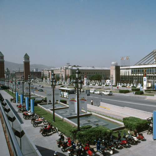 Barcelone Jeux olympiques 1992. Vues et atmosphère de la ville - "L'Avigunda de la Reina Maria Cristina" décorée pour les Jeux olympiques. À droite : le Centre de presse principal.