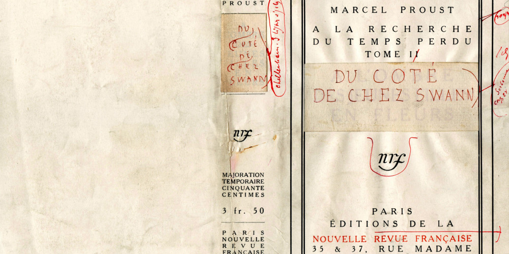 Maquette de la recouvrure du roman de Marcel Proust Du côté de chez Swann édité par les Éditions de la NRF