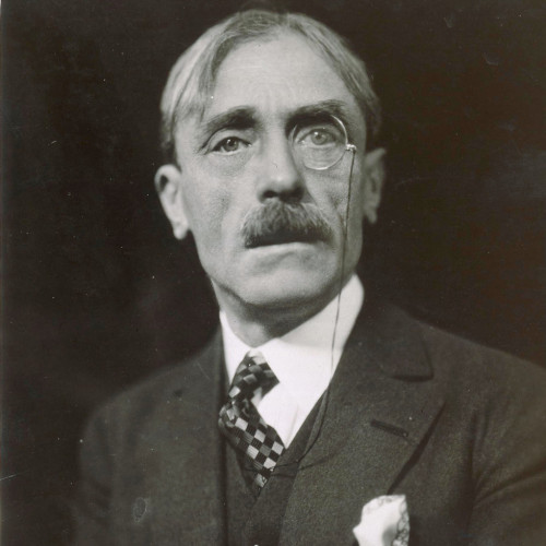 Paul Valéry (1871-1945), avec monocle