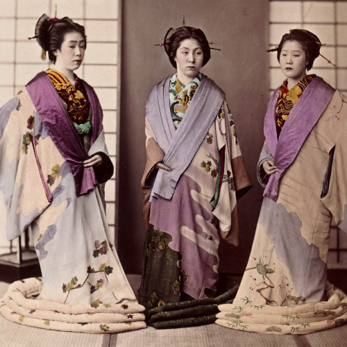 Trois jeunes femmes debout