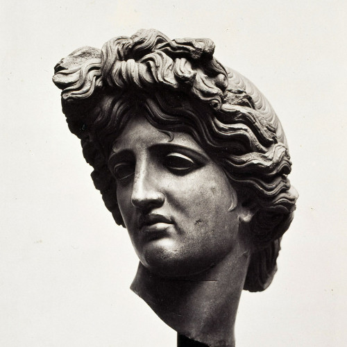 Tête d’Apollon. Marbre antique. Fragment d’une statue colossale. planche XLVIII