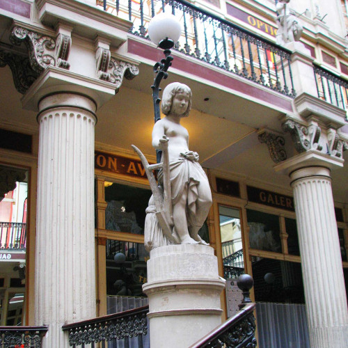 Statue et luminaire du passage Pommeraye, Nantes