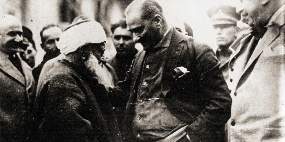 Mustapha Kemal, au milieu d’un groupe de paysans
