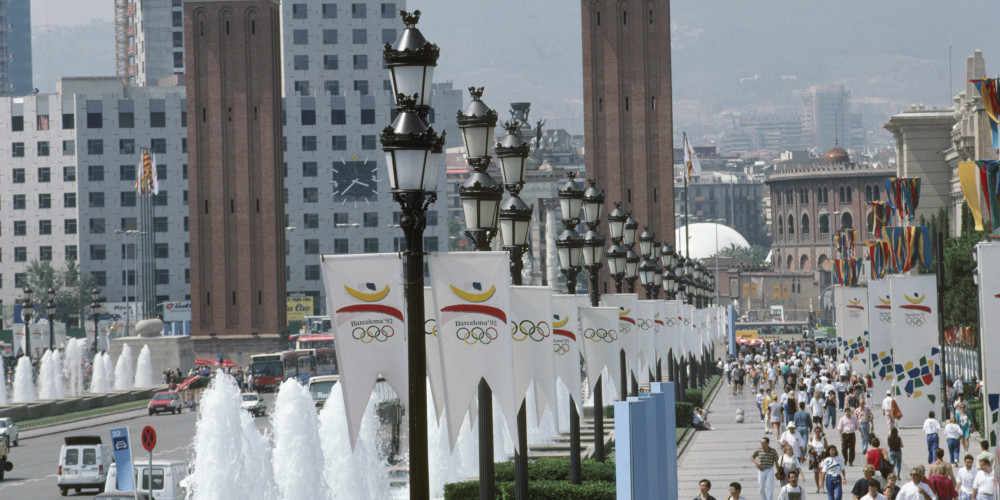 Barcelone Jeux olympiques de 1992. Vues et atmosphère de la ville - "L'Avigunda de la Reina Maria Cristina" décorée pour les Jeux olympiques. En arrière-plan : les tours vénitiennes.