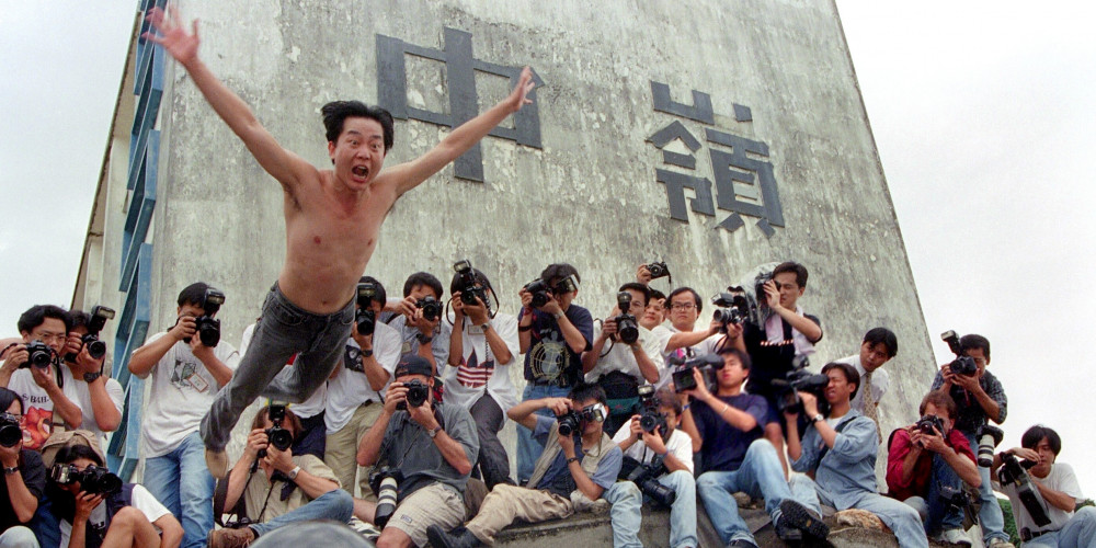 Un militant pro-taïwanais se jette sur un cordon de police
