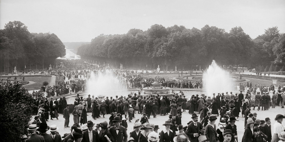 Foule dans les jardins du château de Versailles, parterre et bassin de Latone, le jour de la signature du traité de Versailles,