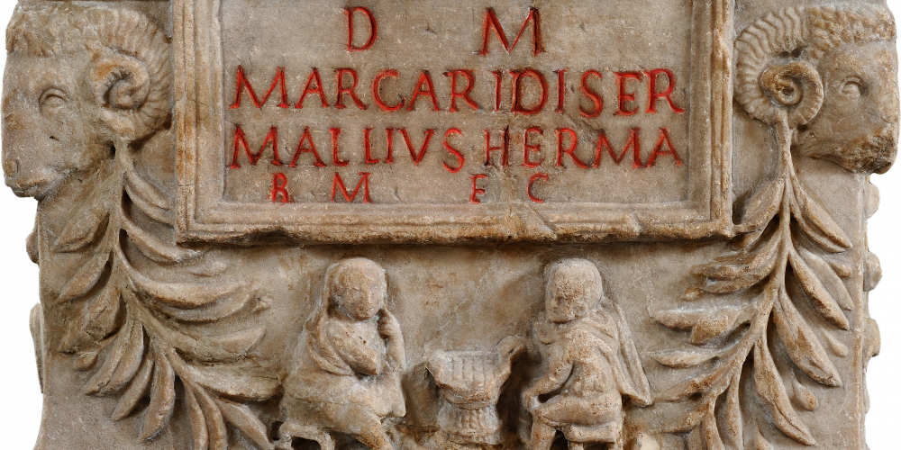Urne funéraire de Margaris, servante de Marcus Mallius Herma, ornée d’une scène du jeu des latruncules