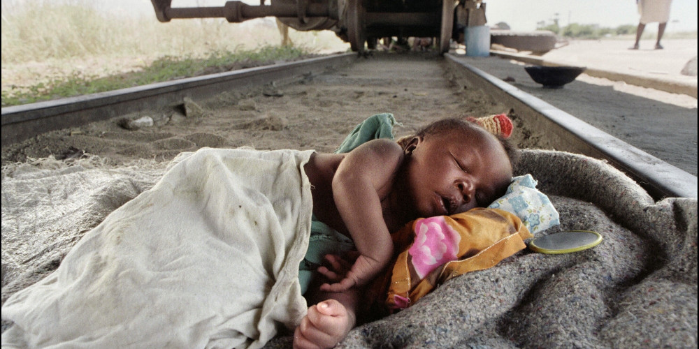 Un bébé dort sous le wagon d'un train dans le camp de Moatize où sont regroupés deux mille réfugiés