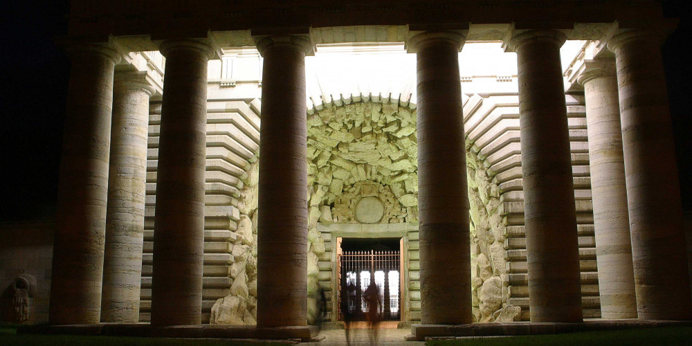 L’entrée de la saline : les colonnes dorique et la grotte