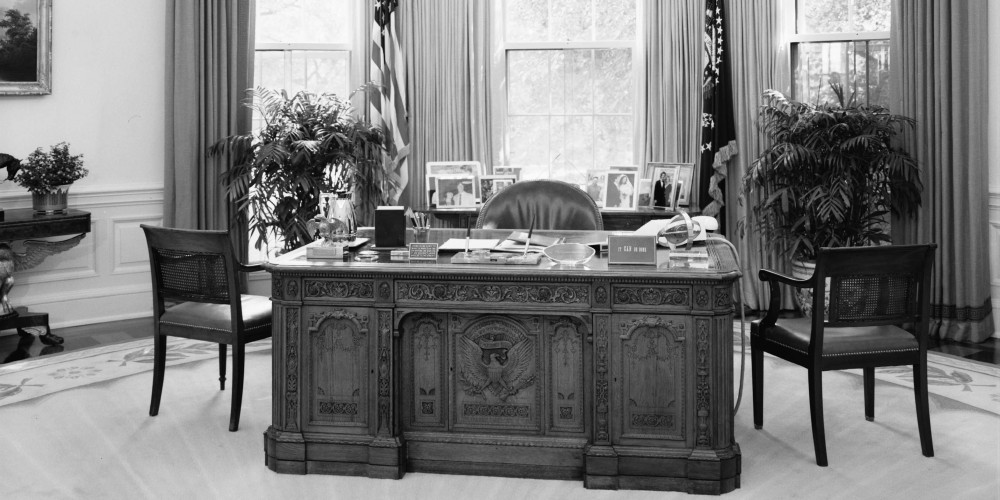 Maison-Blanche : le bureau présidentiel ou "bureau ovale", avec le bureau du Président (Resolute Desk)