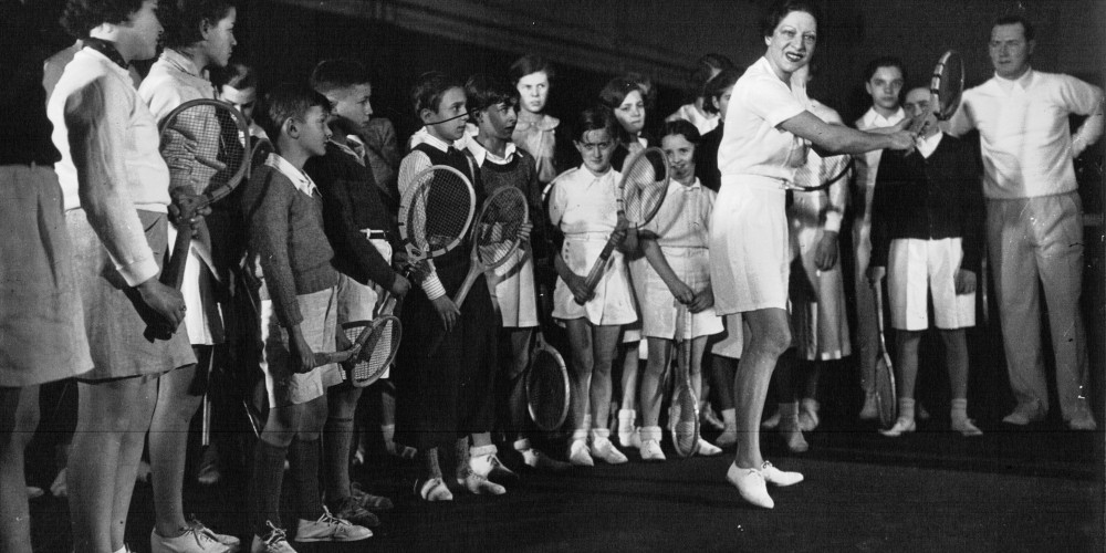 Suzanne Lenglen inaugure son école de Tennis