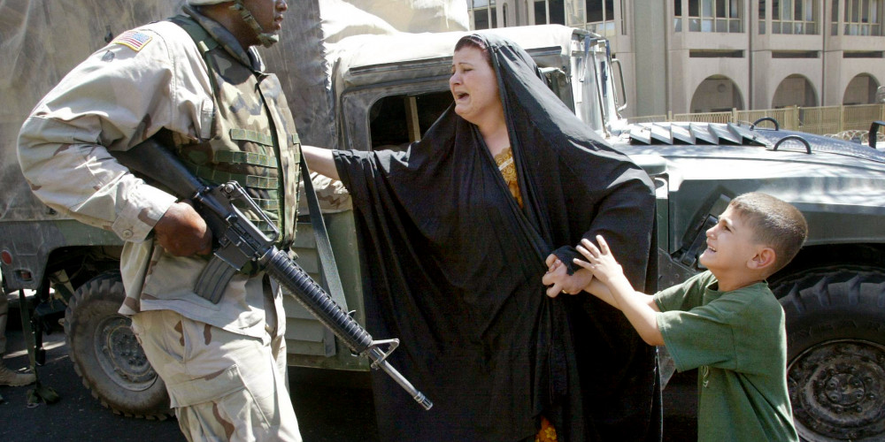 Une Irakienne supplie un soldat américain