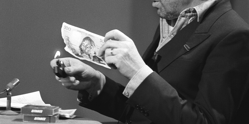 Serge Gainsbourg brûle un billet de 500 francs