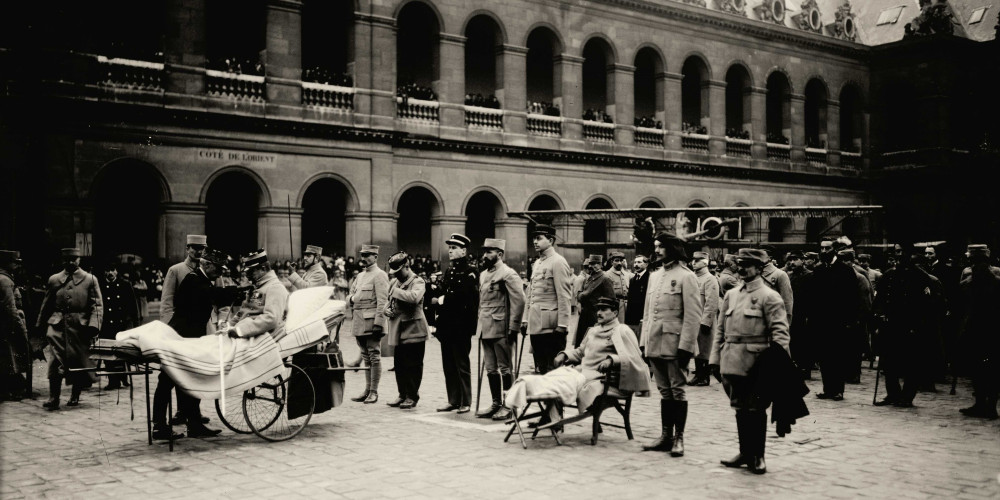 Remise de décorations en 1916 à l’Hôtel des Invalides