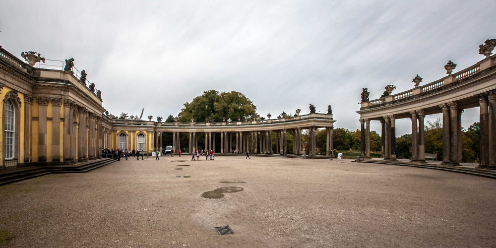 L’entrée en demi-cercle du palais de Sanssouci à Potsdam près de Berlin