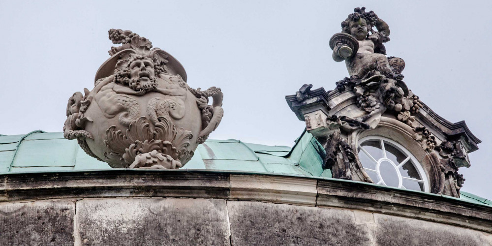 Ornement et lucarne de style rococo sur le pavillon central du palais de Sanssouci