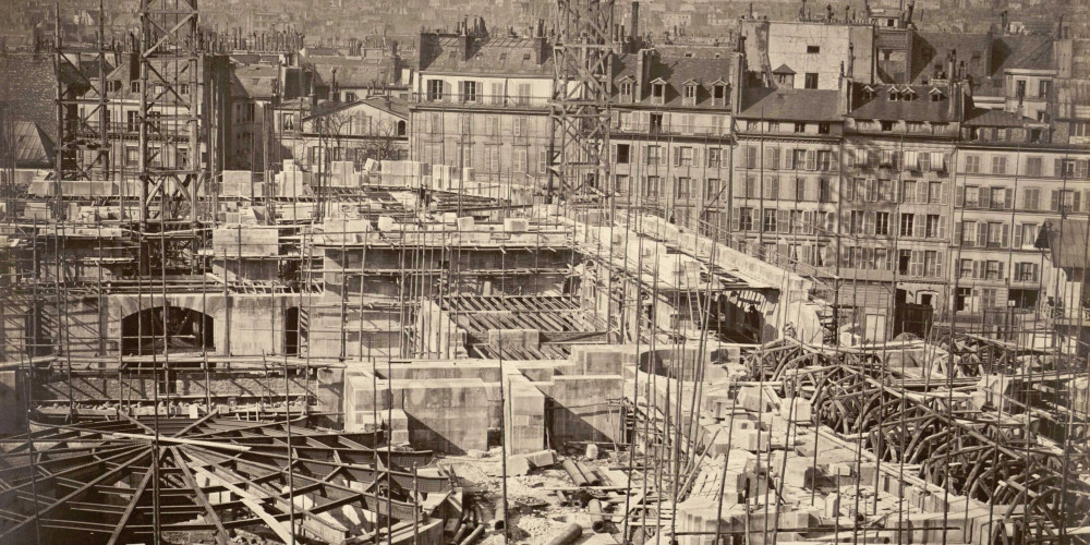 Construction de l’opéra Garnier à Paris : vue latérale du chantier prise des escaliers secondaires