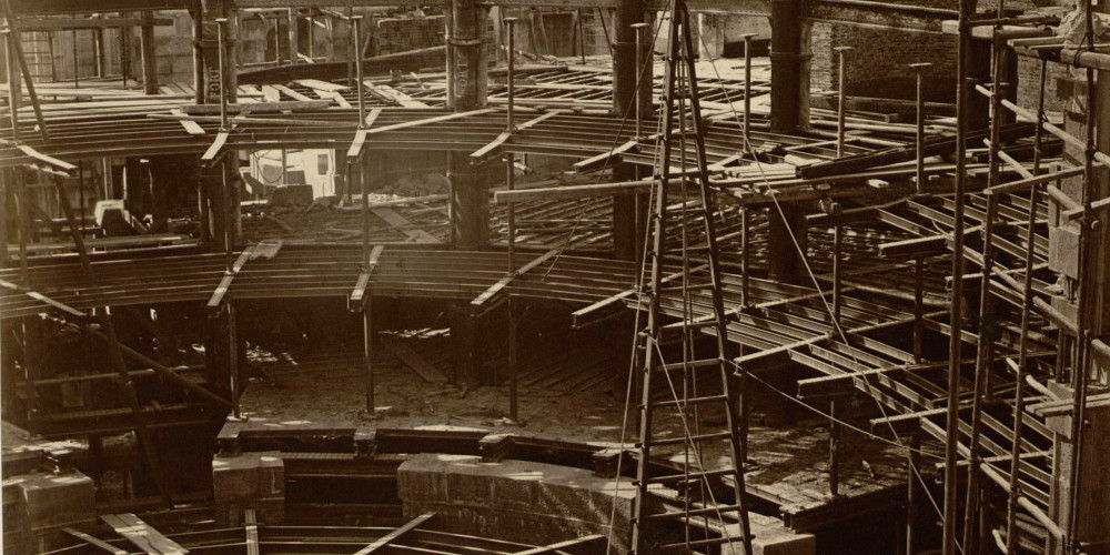 Construction de l’opéra Garnier à Paris, vue de la salle prise de la scène
