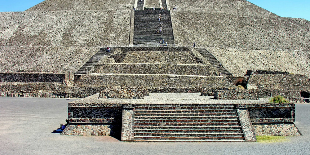 La pyramide du Soleil à Teotihuacan (Mexique)