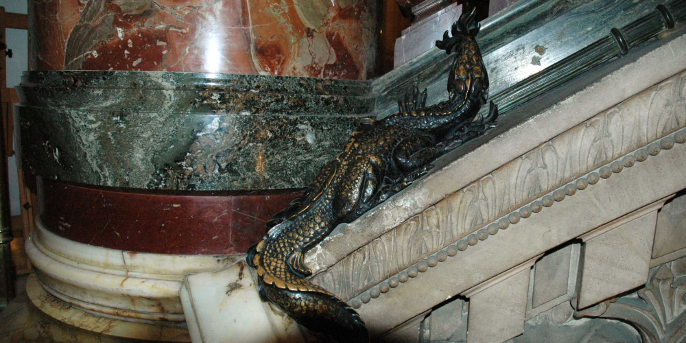 Opéra Garnier : salamandre en bronze au pied des colonnes du grand escalier