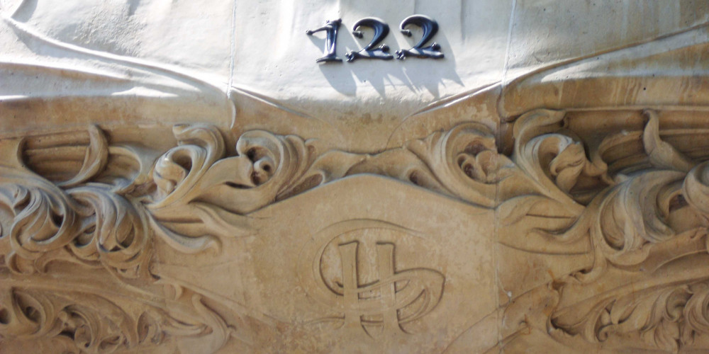 Signature d’Hector Guimard sur la façade de l’hôtel particulier du square Jasmin, Paris 16e