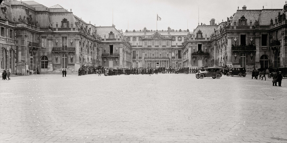 Foule dans la cour de marbre du château de Versailles, le jour de la signature du traité de Versailles