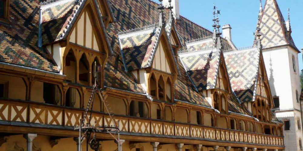 Les toits en tuile des Hospices de Beaunes en Bourgogne