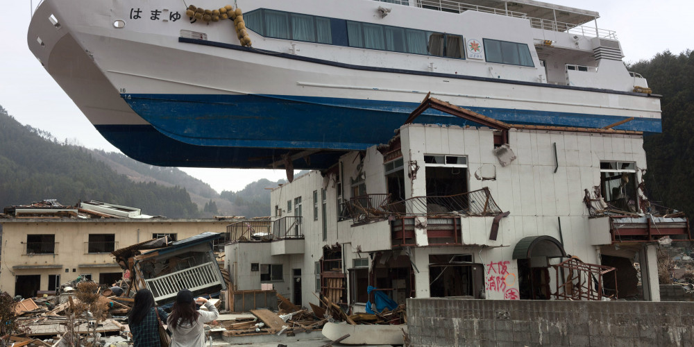Navire juché sur un toit après le passage du tsunami au Japon