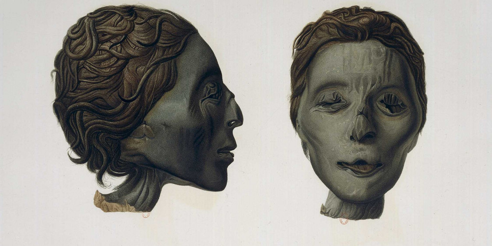 Momie de femme de face et de profil (Thèbes)
