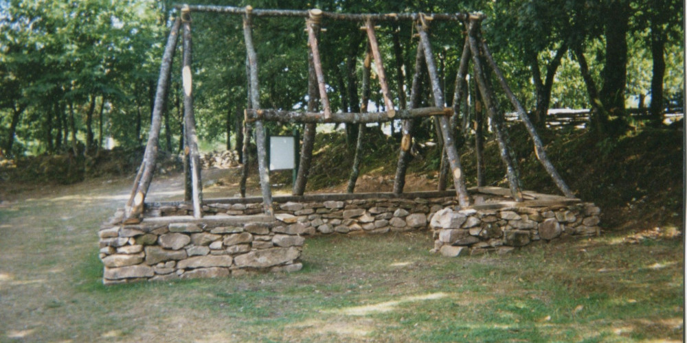 Ossature d’une maison de Melrand : charpente de bois sur solin de pierres
