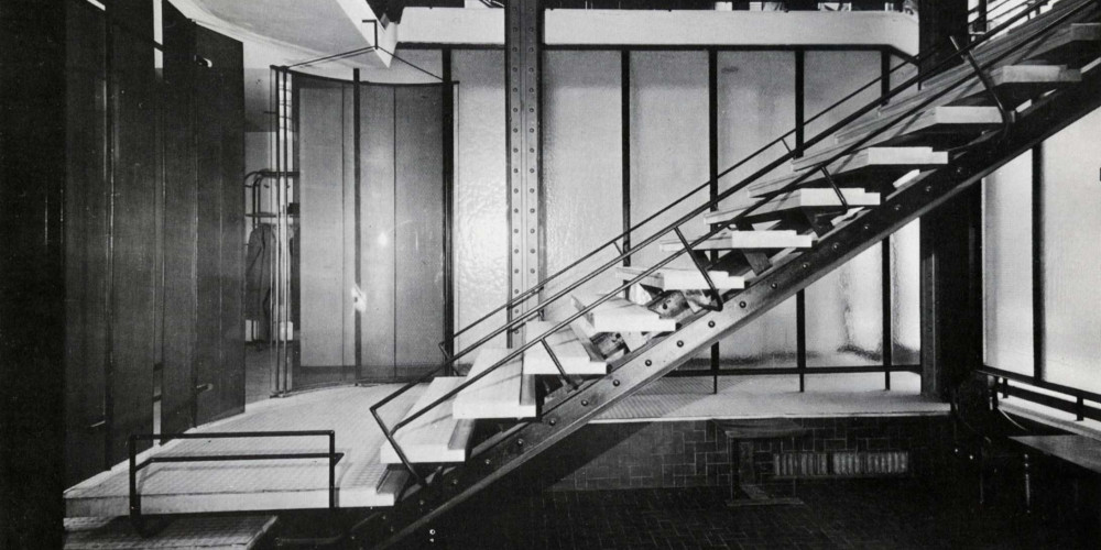 Maison de verre, grand escalier vu du rez-de-chaussée