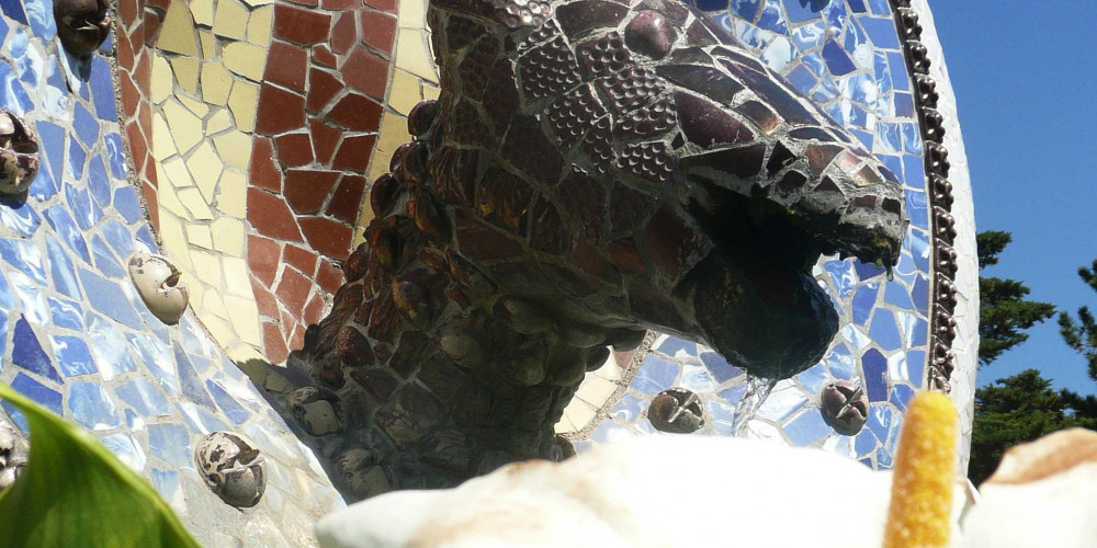 Parc Güell : tête de serpent en trencadis 