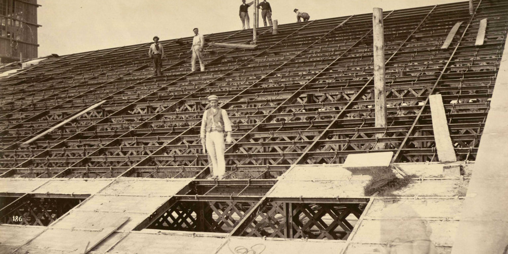 Construction de l’opéra Garnier à Paris, le "Fantôme de l’Opéra" et les ouvriers sur le toit