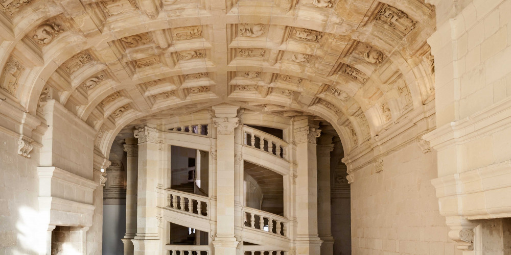 Les voûtes sculptées du second étage et l’escalier à double hélice du château de Chambord